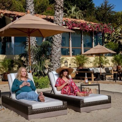 Linda Cardellini y Christina Applegate en 3x10 titulado 'Hemos llegado al final' de 'Dead to Me'
