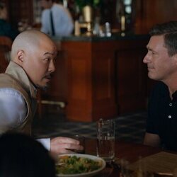 Jon Hamm y Hoon Lee en 1x02 titulado 'Deuce' de 'Vicios ocultos'