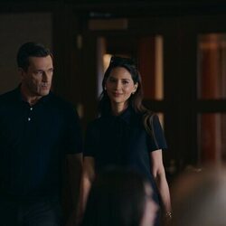 Olivia Munn y Jon Hamm en el 1x02 de 'Vicios ocultos'