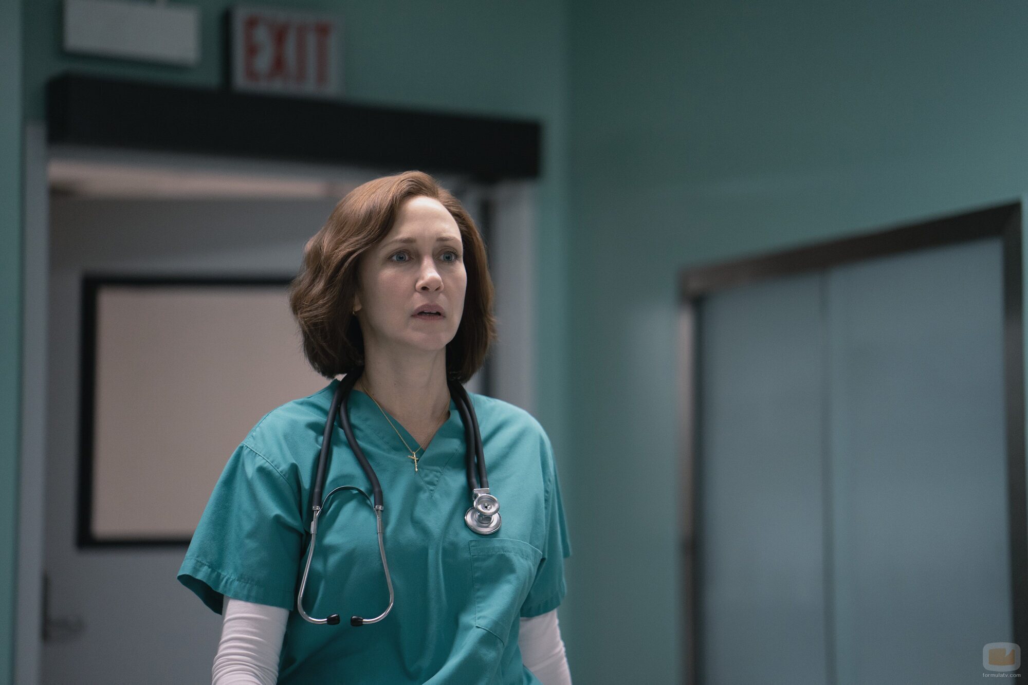 Vera Farmiga en la temporada 1 y el capítulo 01 de 'Después del huracán'