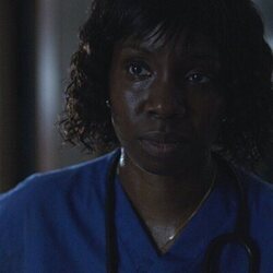 Adepero Oduye en el 1x04 de 'Five Days at Memorial'