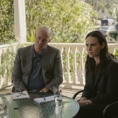 Still de Michael Gaston y Molly Hager en 1x06 titulado '45 muertos' de 'Después del huracán'