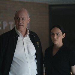 Michael Gaston y Molly Hager en el 1x07 de 'Después del huracán'