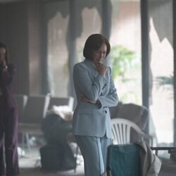 Vera Farmiga en 1x07 'Nadie sabe los males que he visto' de 'Después del huracán'