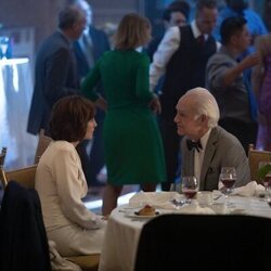 Vera Farmiga y Robert Pine en el 1x08 de 'Five Days at Memorial'