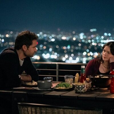Manuel Garcia-Rulfo y Krista Warner en el 1x01 de 'The Lincoln Lawyer'