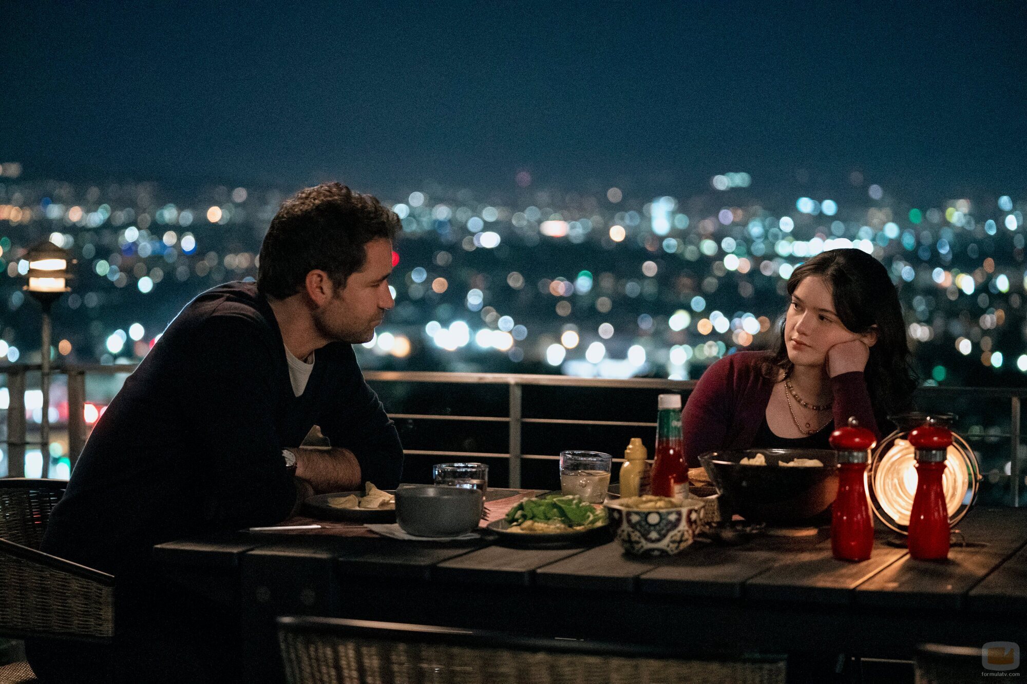 Manuel Garcia-Rulfo y Krista Warner en el 1x01 de 'The Lincoln Lawyer'