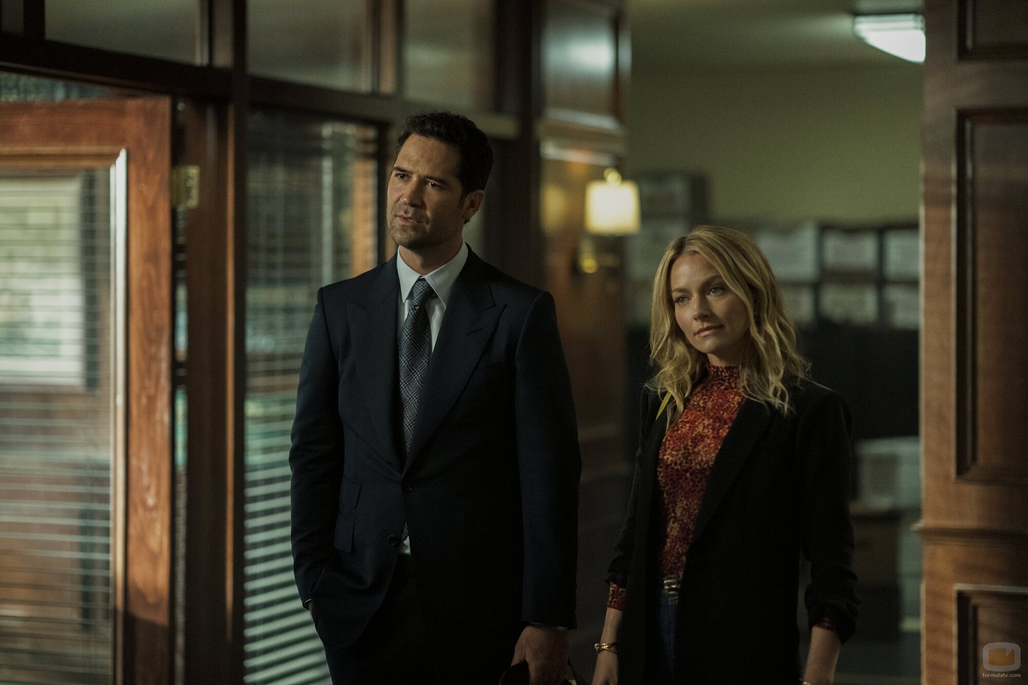 Becki Newton y Manuel Garcia-Rulfo en la temporada 1 y el capítulo 01 de 'El abogado del Lincoln'