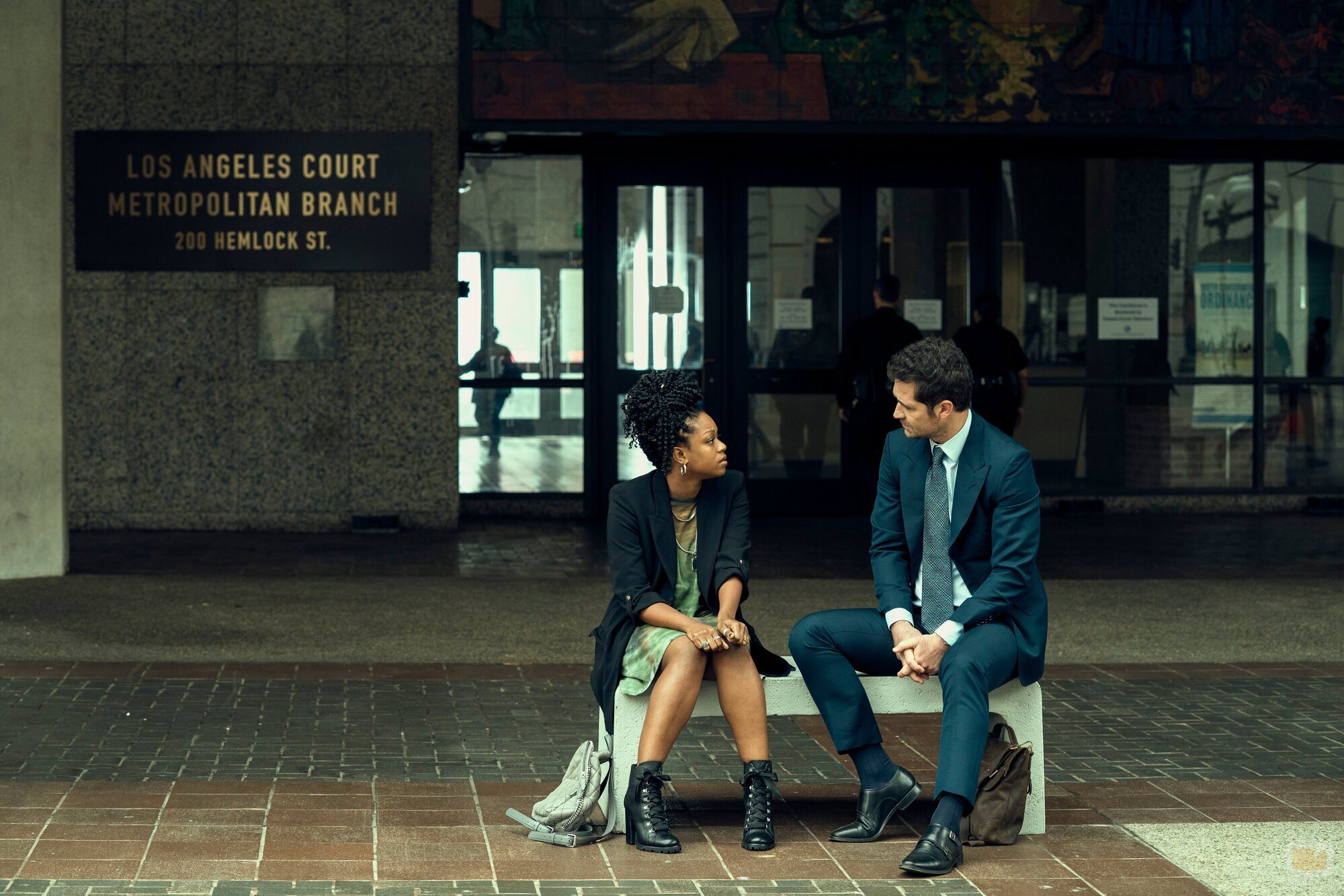 Jazz Raycole y Manuel Garcia-Rulfo en 1x01 titulado 'Vuelta a la carga' de 'El abogado del Lincoln'
