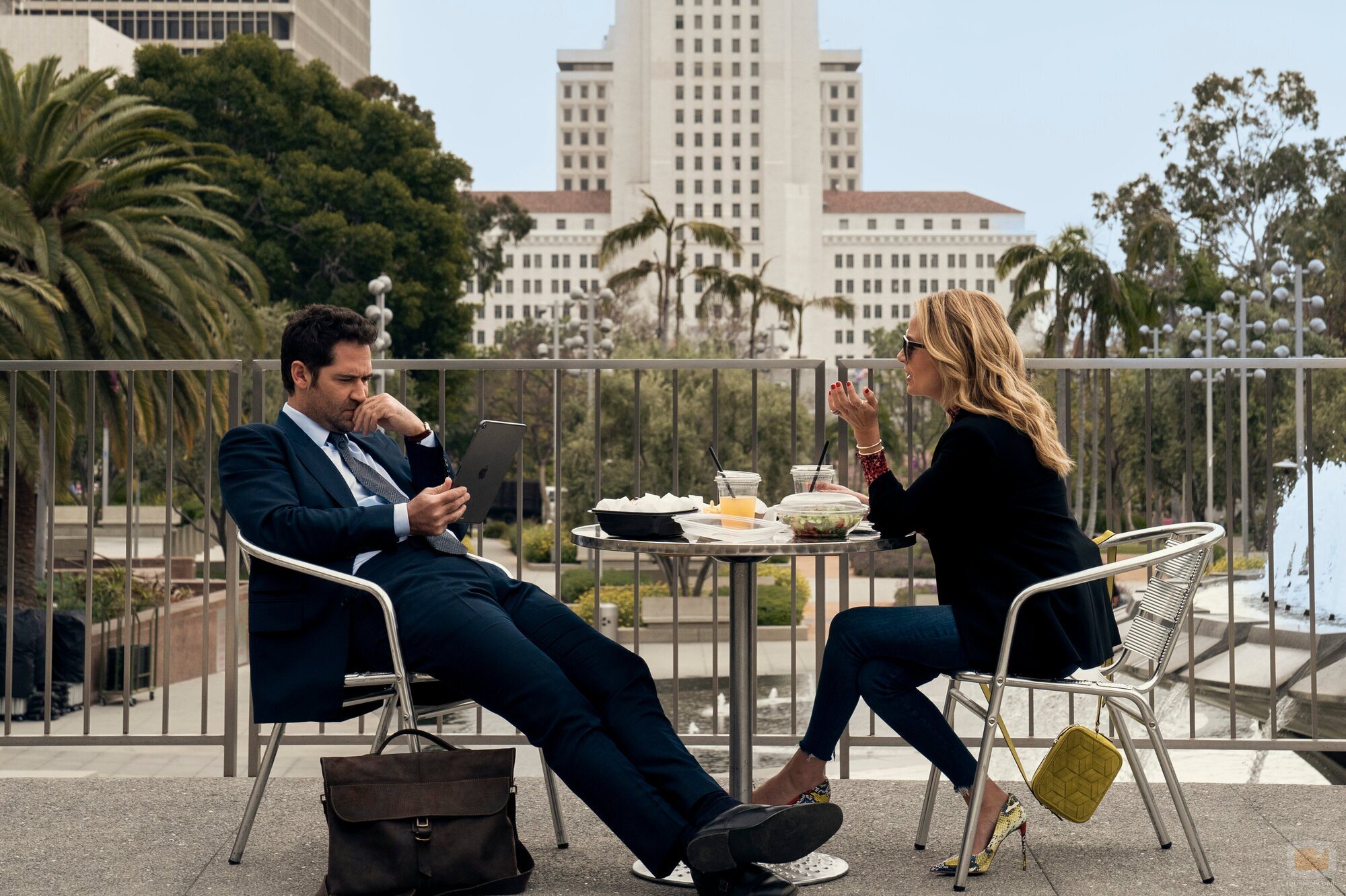 Becki Newton y Manuel Garcia-Rulfo en el 1x01 de 'The Lincoln Lawyer'