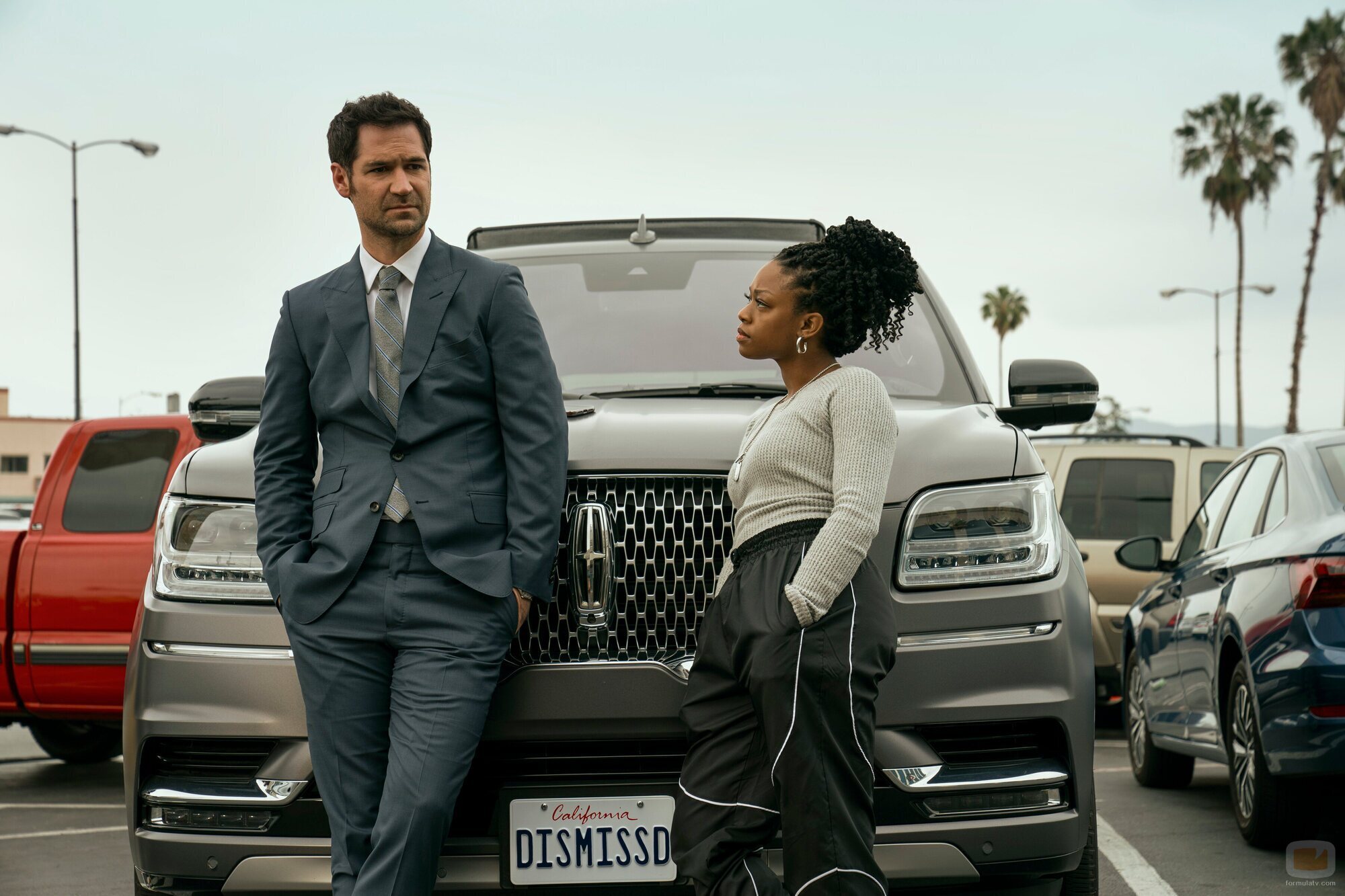 Jazz Raycole y Manuel Garcia-Rulfo en el 'La pieza mágica' de 'The Lincoln Lawyer'
