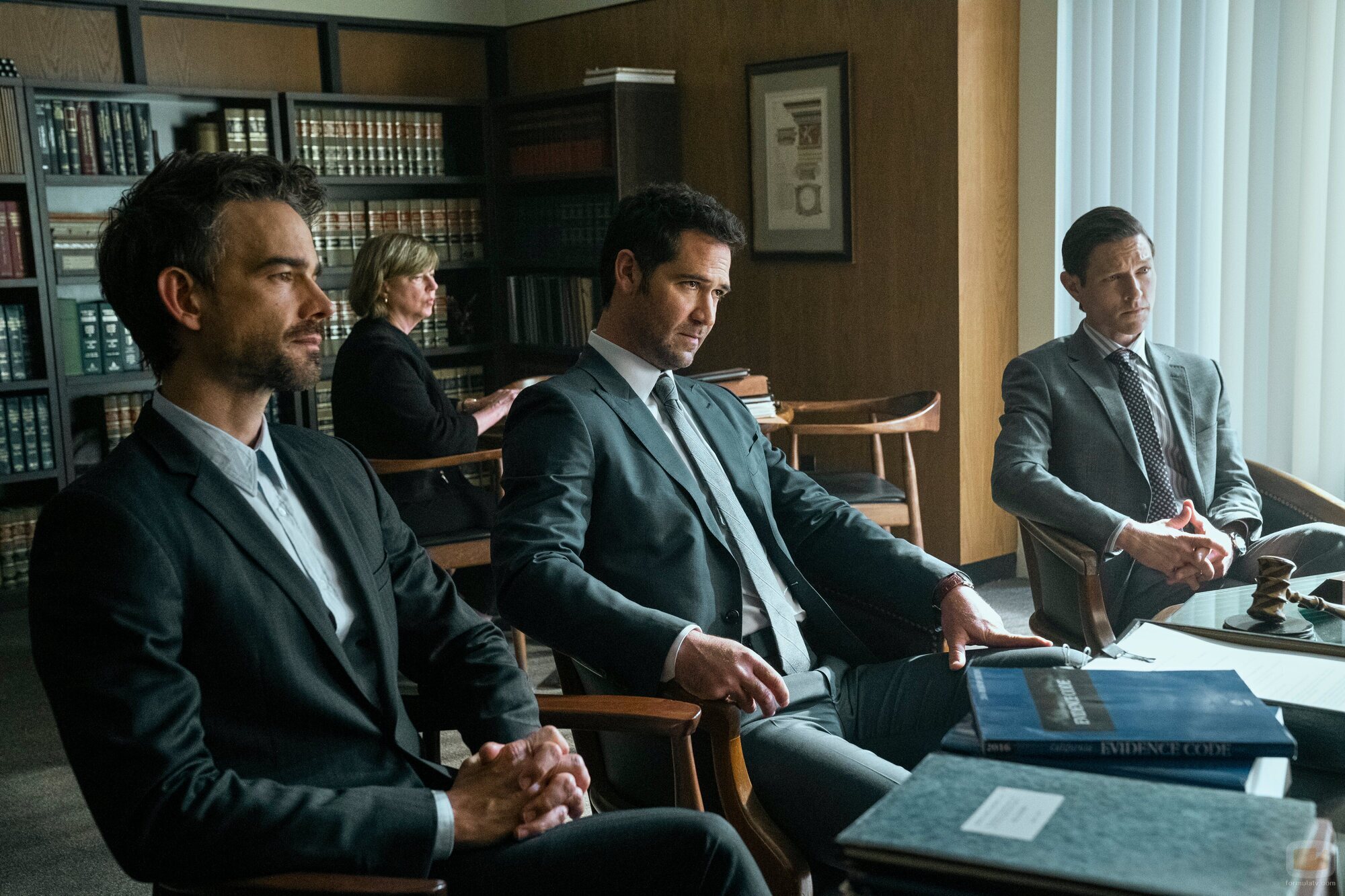 Christopher Gorham y Manuel Garcia-Rulfo en el 1x02 de 'The Lincoln Lawyer'