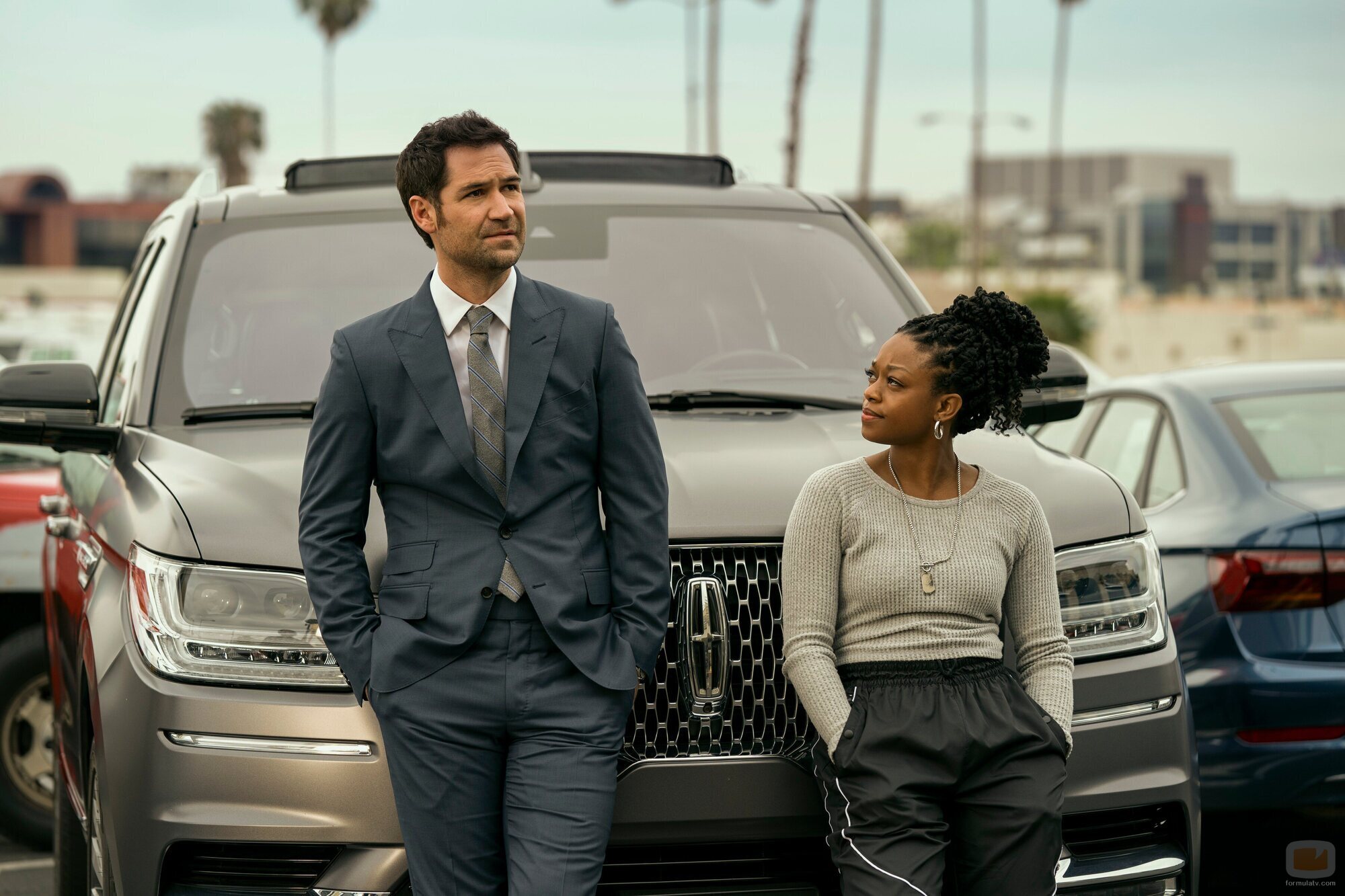 Jazz Raycole y Manuel Garcia-Rulfo en 1x02 titulado 'La pieza mágica' de 'El abogado del Lincoln'