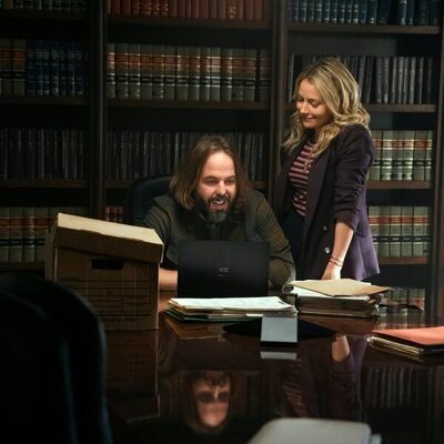 Becki Newton y Angus Sampson en el 'Ímpetu' de 'The Lincoln Lawyer'
