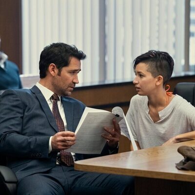 Heather Mazur y Manuel Garcia-Rulfo en la temporada 1 y el capítulo 03 de 'El abogado del Lincoln'