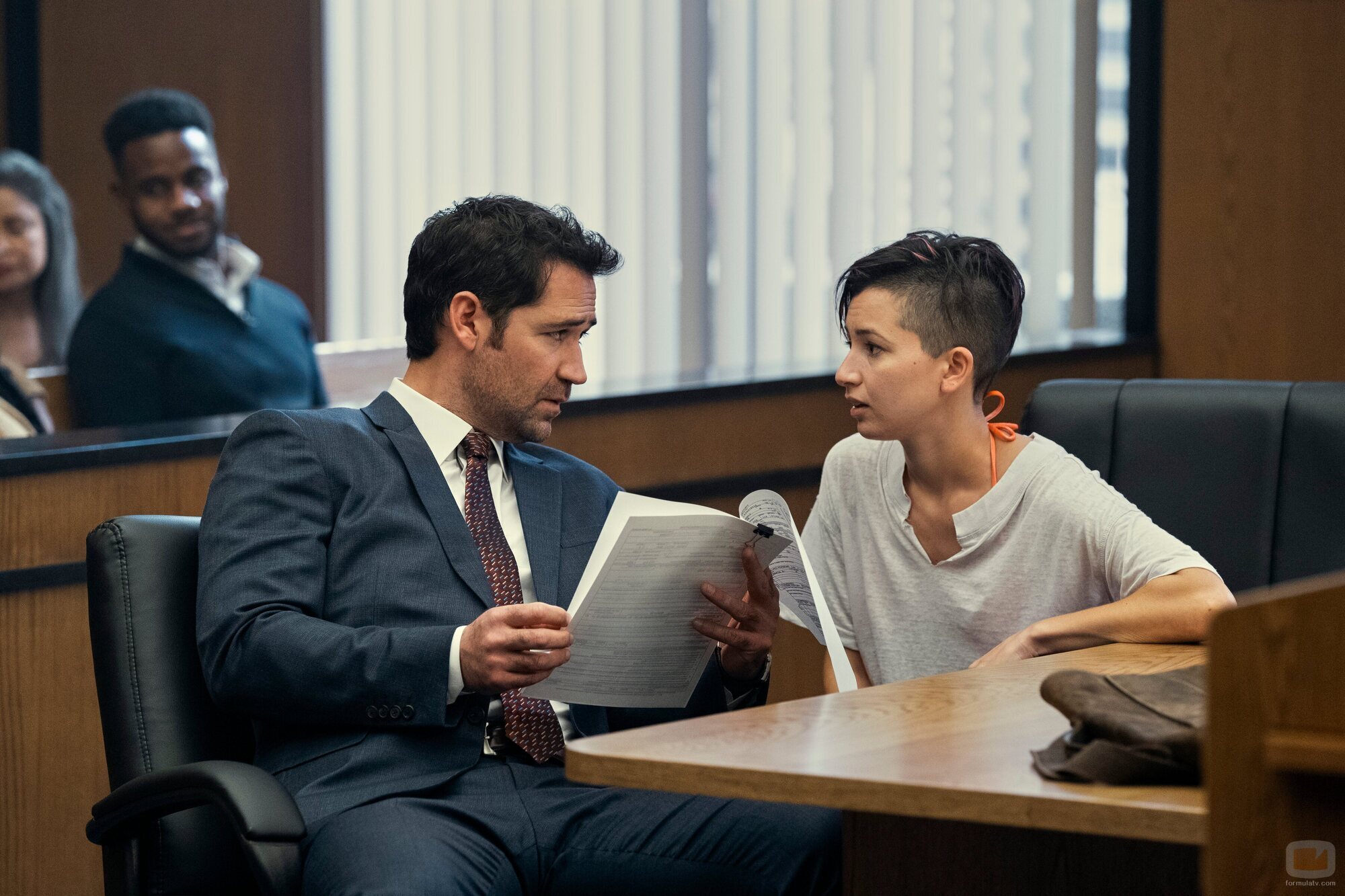 Heather Mazur y Manuel Garcia-Rulfo en la temporada 1 y el capítulo 03 de 'El abogado del Lincoln'