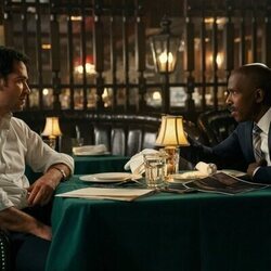 Ntare Mwine y Manuel Garcia-Rulfo en el 1x04 de 'El abogado del Lincoln'