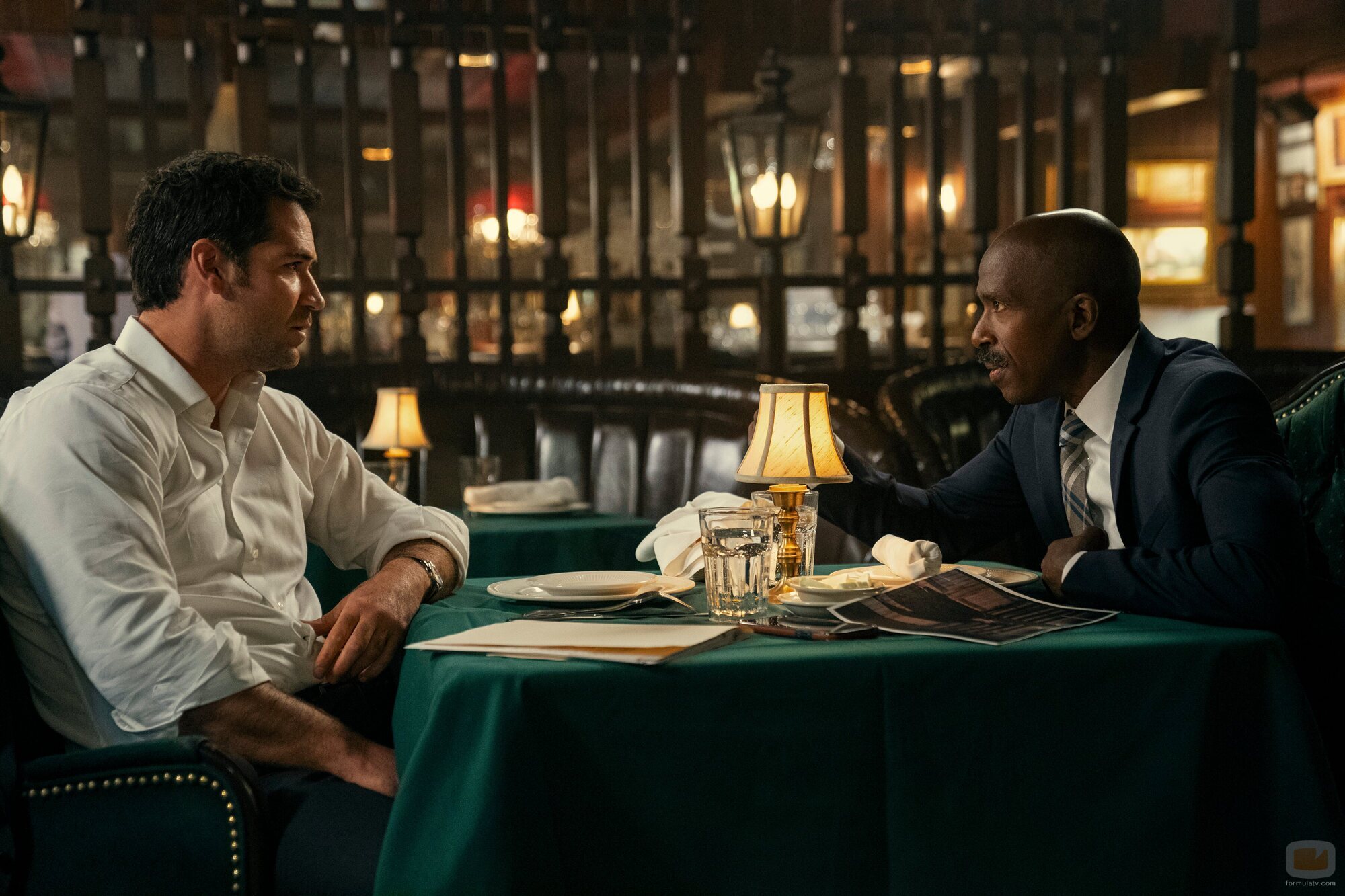Ntare Mwine y Manuel Garcia-Rulfo en el 1x04 de 'El abogado del Lincoln'