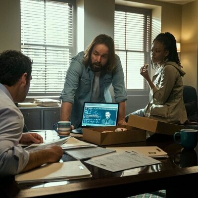 Jazz Raycole y Angus Sampson en 'Doce lemmings en una caja' de 'El abogado del Lincoln'