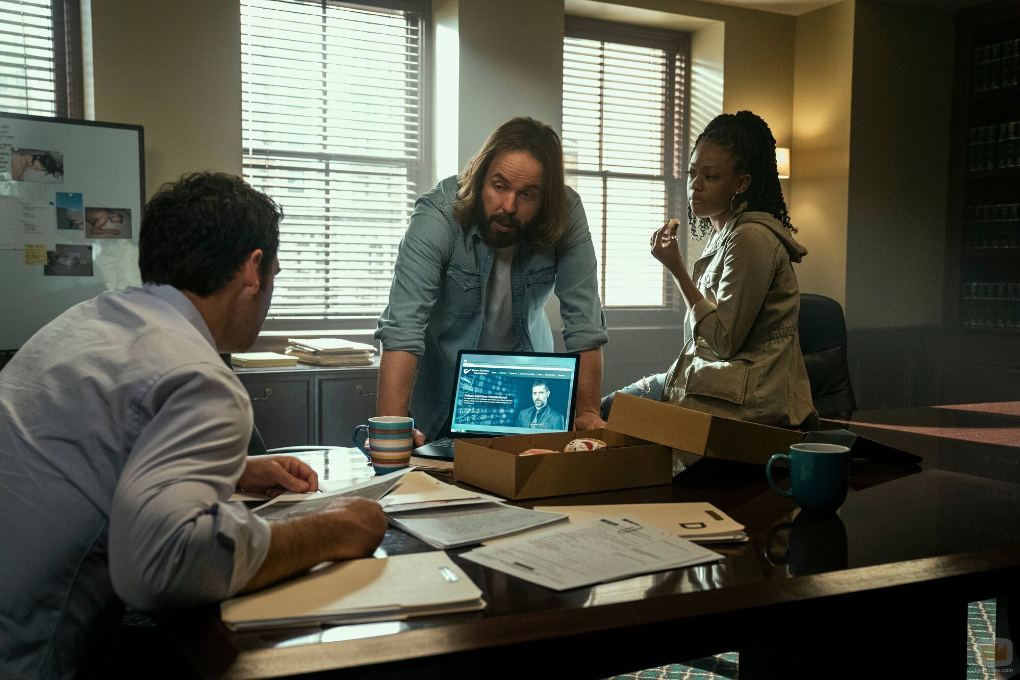 Jazz Raycole y Angus Sampson en 'Doce lemmings en una caja' de 'El abogado del Lincoln'