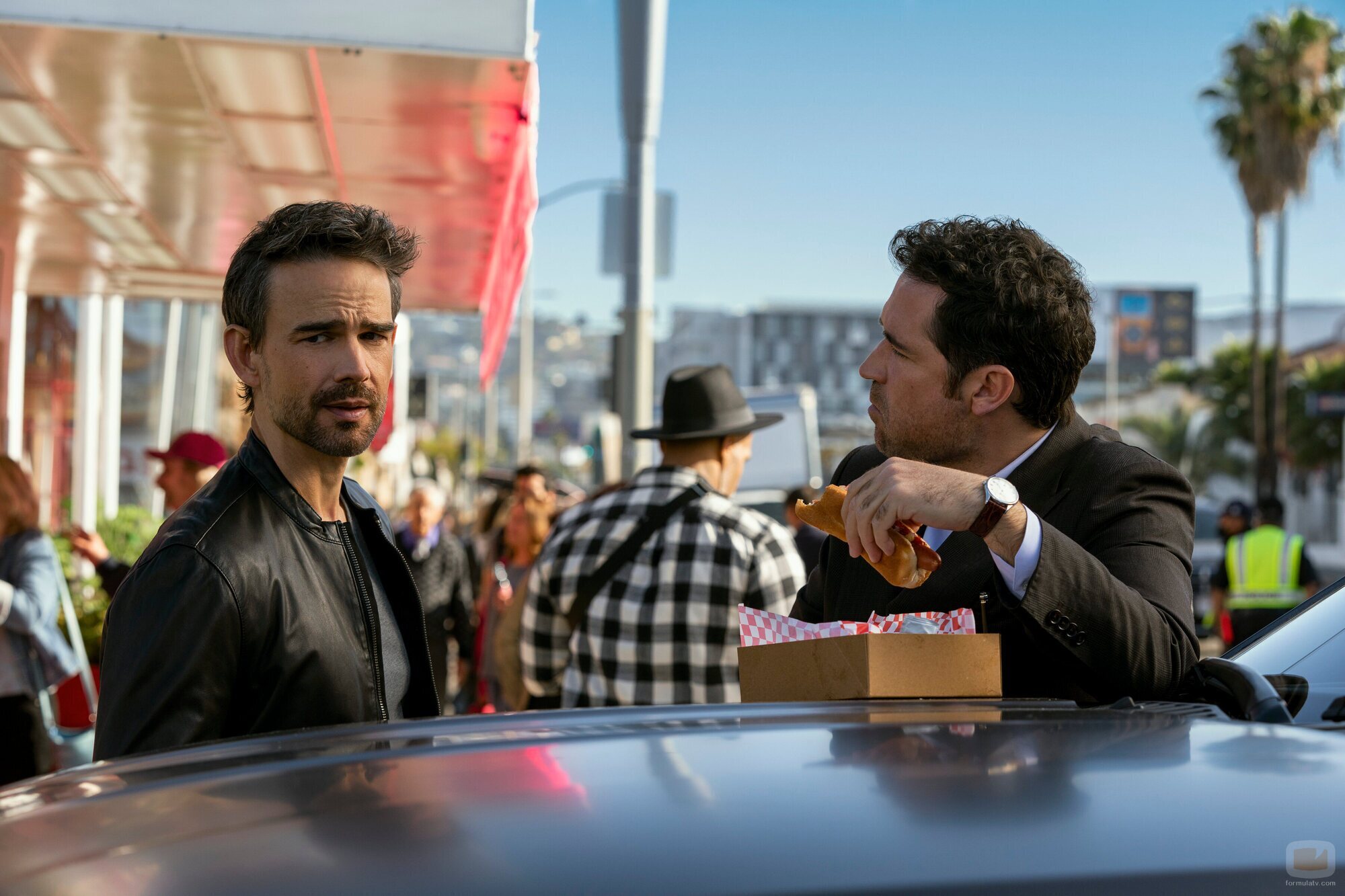 Christopher Gorham y Manuel Garcia-Rulfo en 'Doce lemmings en una caja' de 'El abogado del Lincoln'