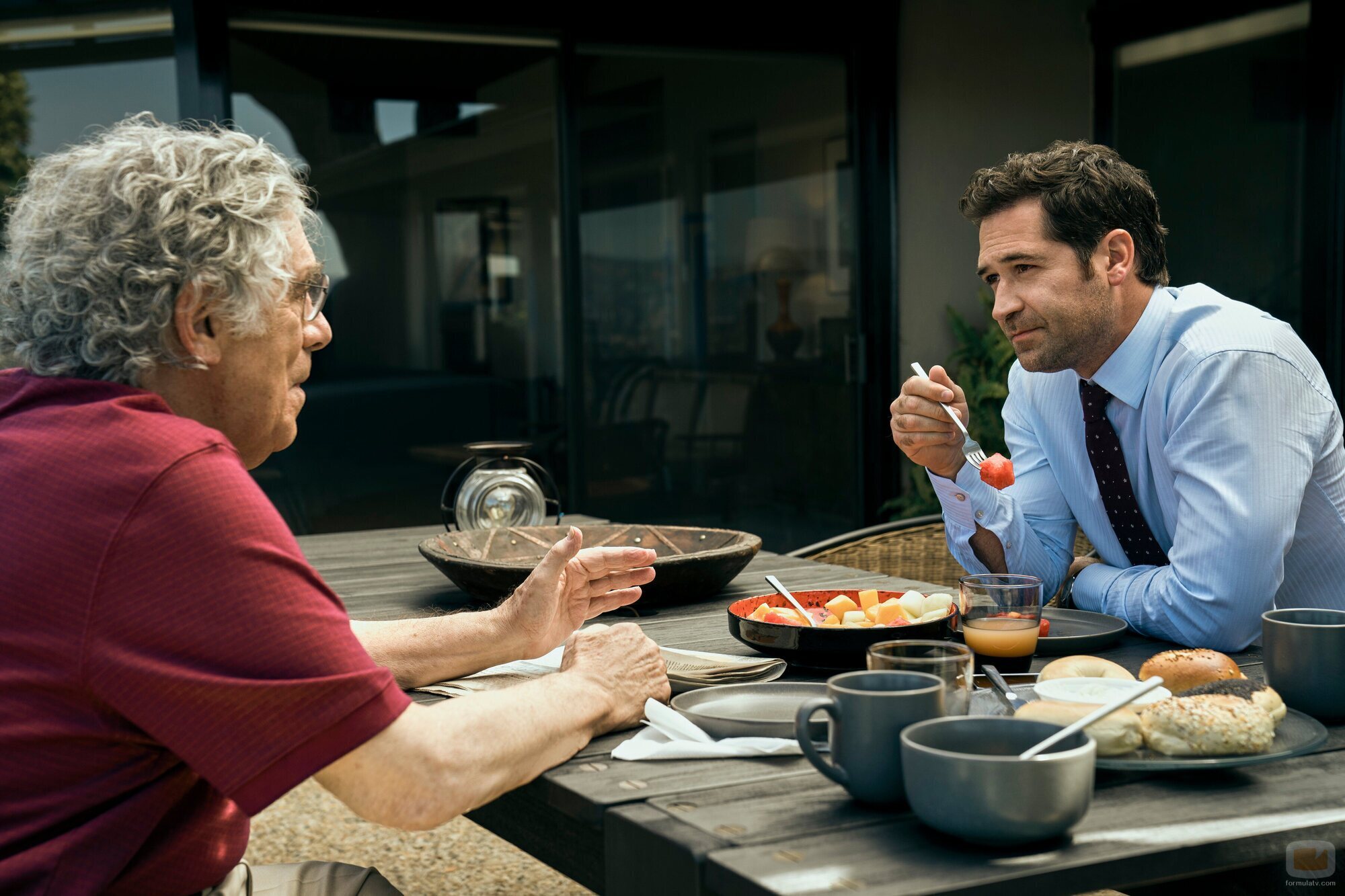 Elliott Gould y Manuel Garcia-Rulfo en 1x06 titulado 'Corrupto' de 'El abogado del Lincoln'