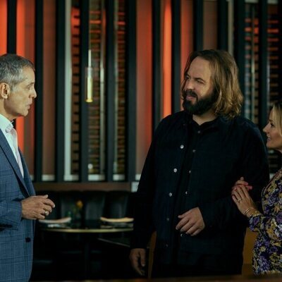 Becki Newton y Angus Sampson en el 1x06 de 'The Lincoln Lawyer'