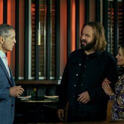 Becki Newton y Angus Sampson en el 1x06 de 'The Lincoln Lawyer'