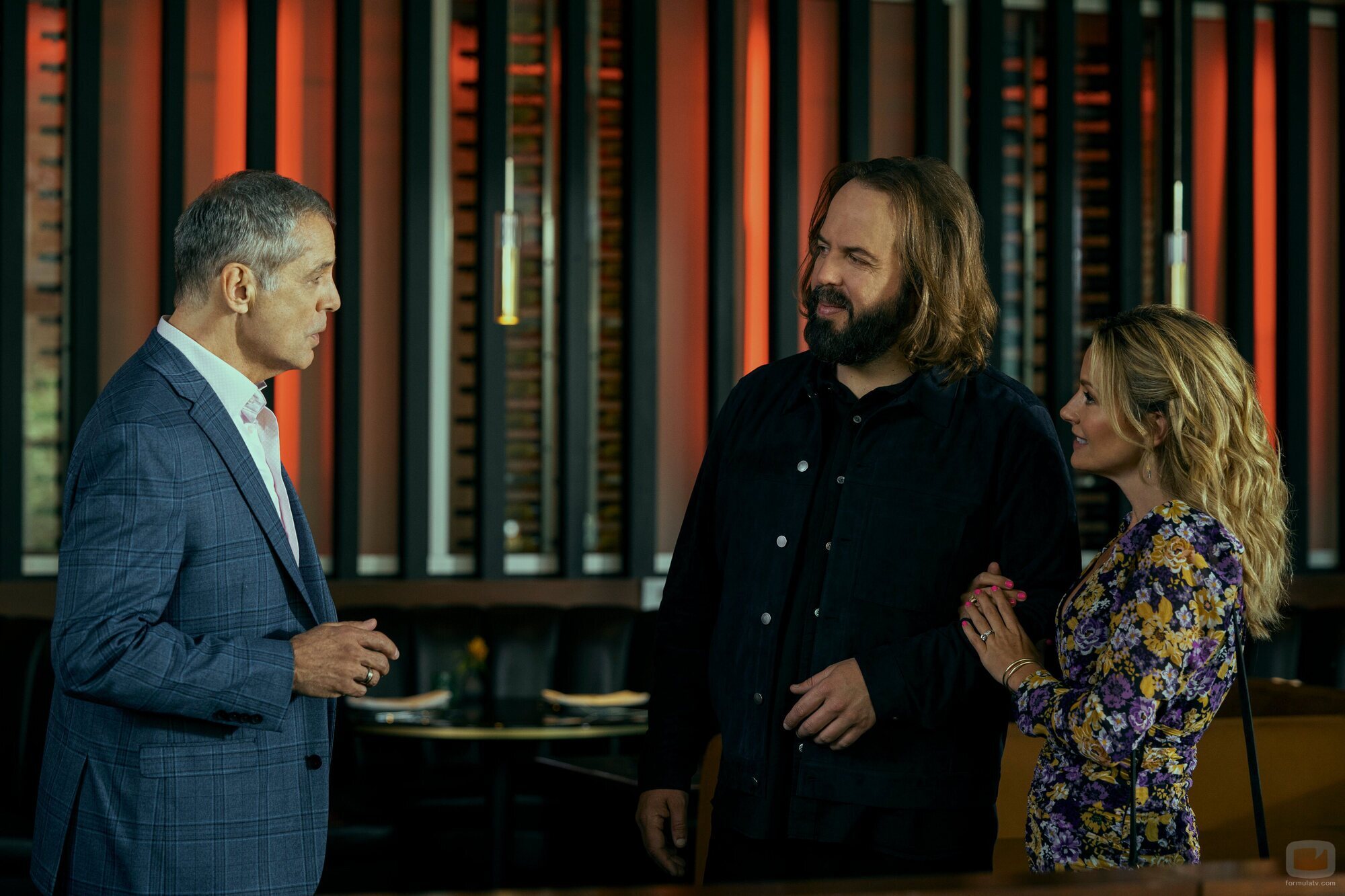 Becki Newton y Angus Sampson en el 1x06 de 'The Lincoln Lawyer'