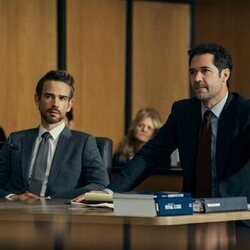 Christopher Gorham y Manuel Garcia-Rulfo en el 1x07 de 'The Lincoln Lawyer'