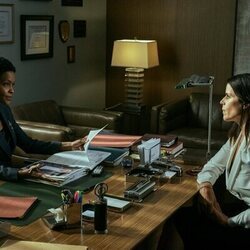 Neve Campbell y Kim Hawthorne en el 1x08 de 'The Lincoln Lawyer'