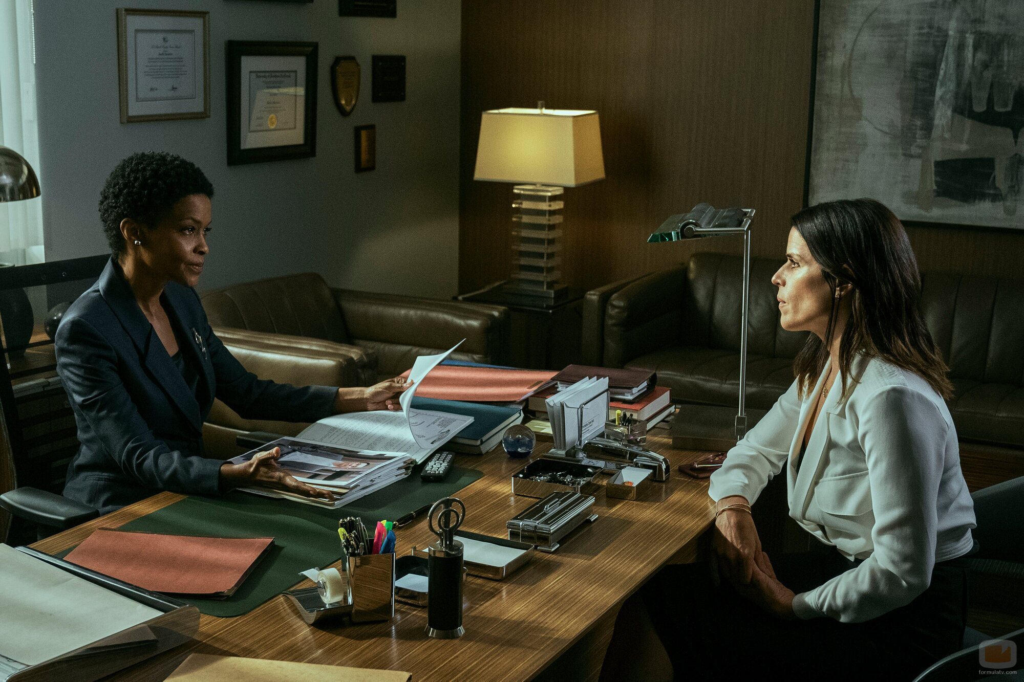 Neve Campbell y Kim Hawthorne en el 1x08 de 'The Lincoln Lawyer'