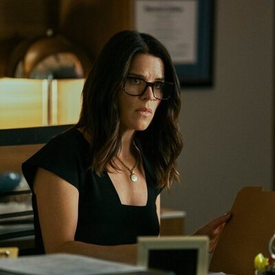Still de Neve Campbell en 'El regreso de la pieza mágica' de 'The Lincoln Lawyer'