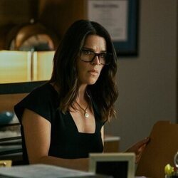 Still de Neve Campbell en 'El regreso de la pieza mágica' de 'The Lincoln Lawyer'