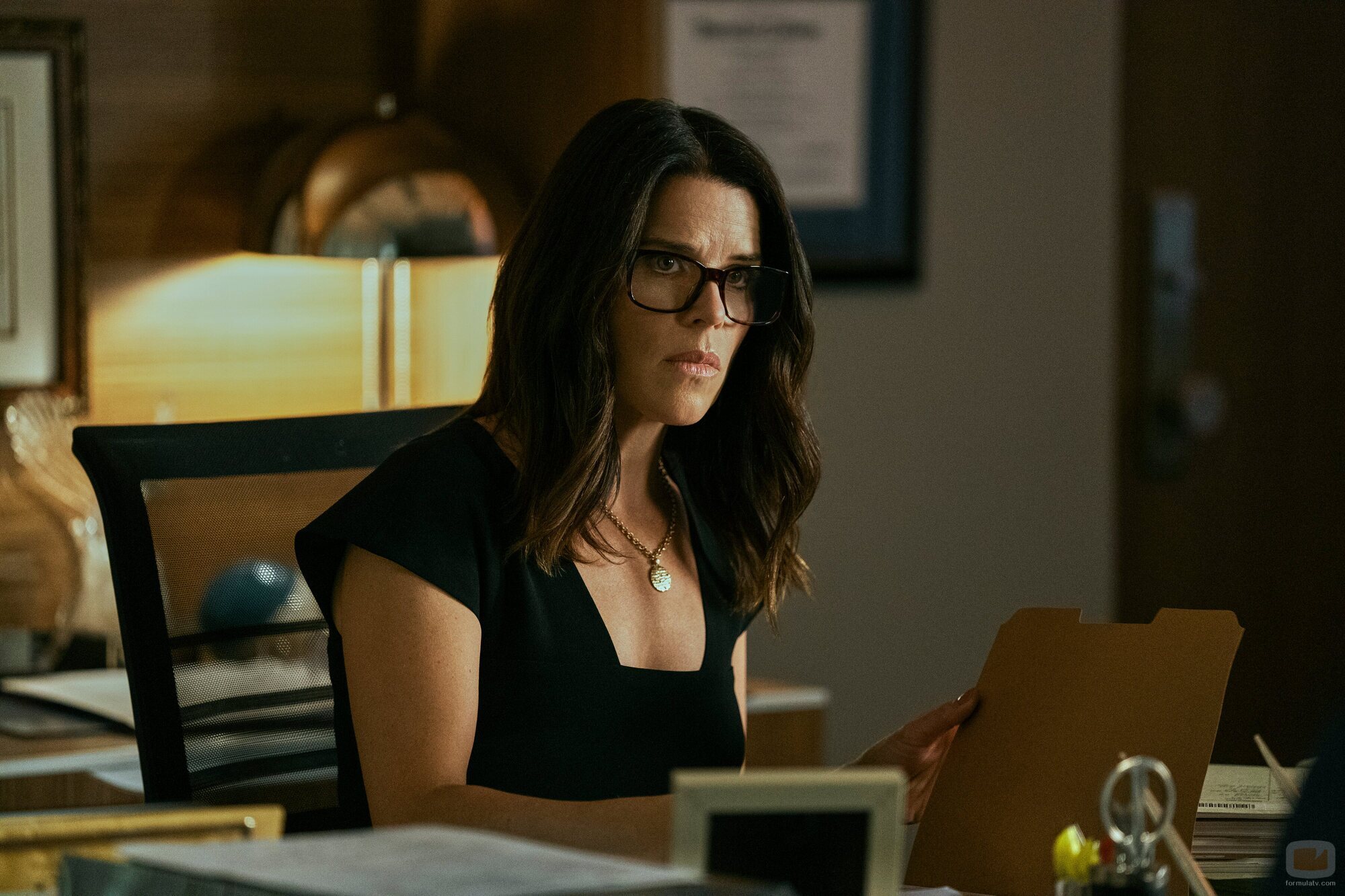 Still de Neve Campbell en 'El regreso de la pieza mágica' de 'The Lincoln Lawyer'