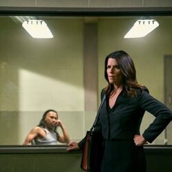 Neve Campbell en el 'El valle inquietante' de 'The Lincoln Lawyer'