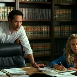 Becki Newton y Manuel Garcia-Rulfo en el 'El valle inquietante' de 'The Lincoln Lawyer'