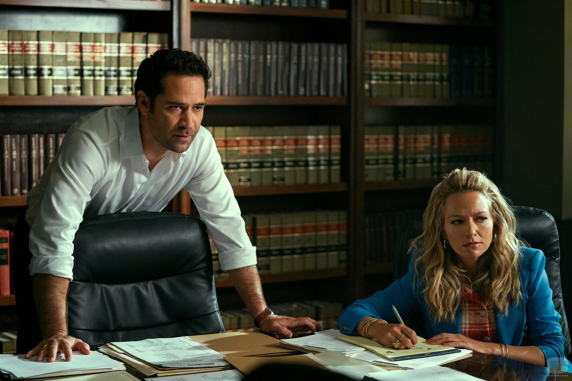 Becki Newton y Manuel Garcia-Rulfo en el 'El valle inquietante' de 'The Lincoln Lawyer'