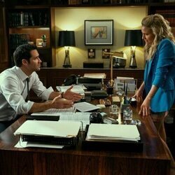 Becki Newton y Manuel Garcia-Rulfo en Capítulo 9 titulado 'El valle inquietante' de 'El abogado del Lincoln'