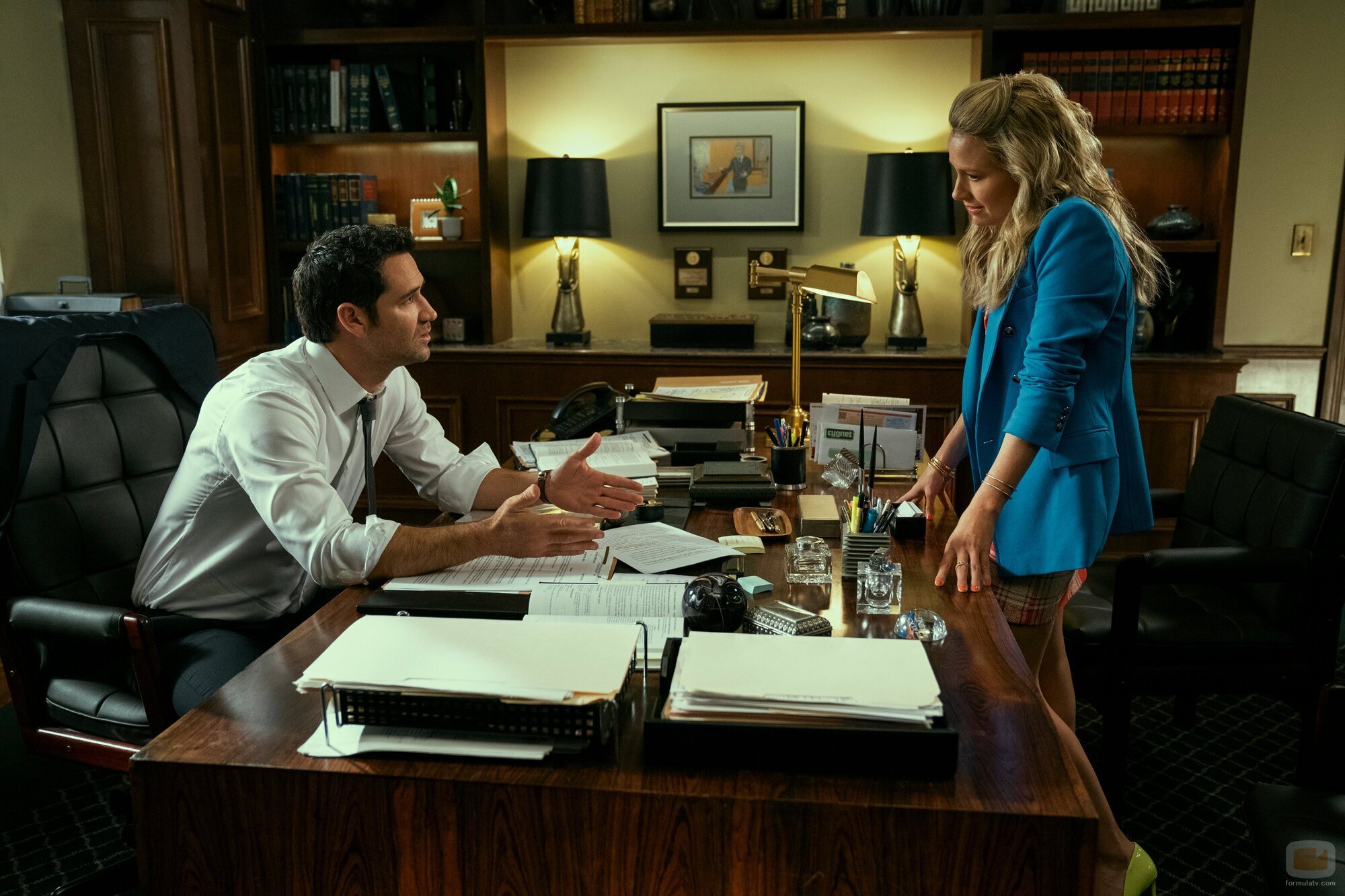 Becki Newton y Manuel Garcia-Rulfo en Capítulo 9 titulado 'El valle inquietante' de 'El abogado del Lincoln'