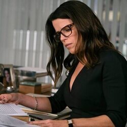 Neve Campbell en el 1x10 de 'The Lincoln Lawyer'
