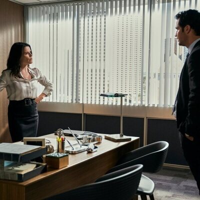 Neve Campbell y Manuel Garcia-Rulfo en 1x10 'El veredicto' de 'El abogado del Lincoln'