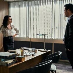 Neve Campbell y Manuel Garcia-Rulfo en 1x10 'El veredicto' de 'El abogado del Lincoln'