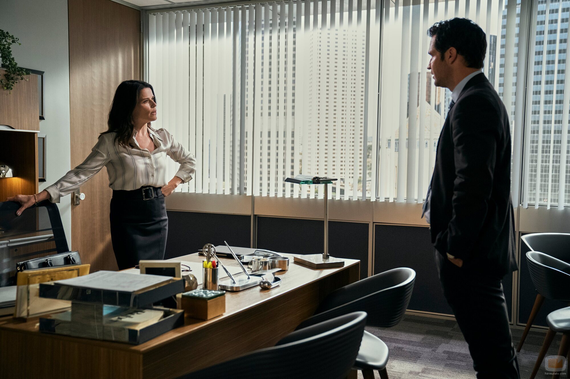 Neve Campbell y Manuel Garcia-Rulfo en 1x10 'El veredicto' de 'El abogado del Lincoln'
