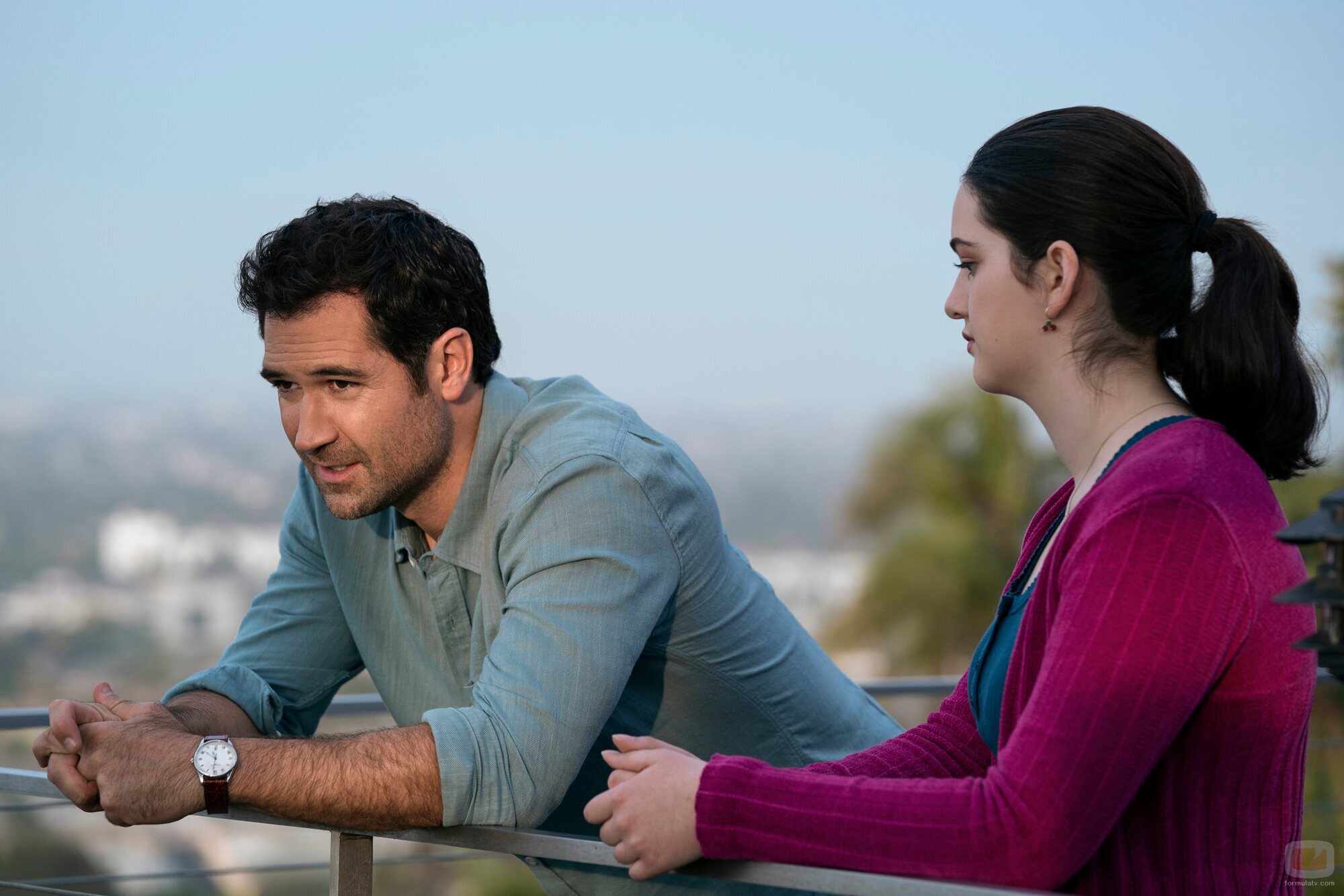 Neve Campbell y Manuel Garcia-Rulfo en el 1x10 de 'The Lincoln Lawyer'