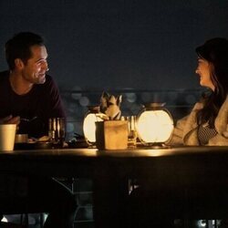 Manuel Garcia-Rulfo y Krista Warner en Capítulo 1 titulado 'Las normas de conducta profesional' de 'El abogado del Lincoln'