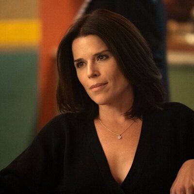 Neve Campbell en el 'Las normas de conducta profesional' de 'The Lincoln Lawyer'
