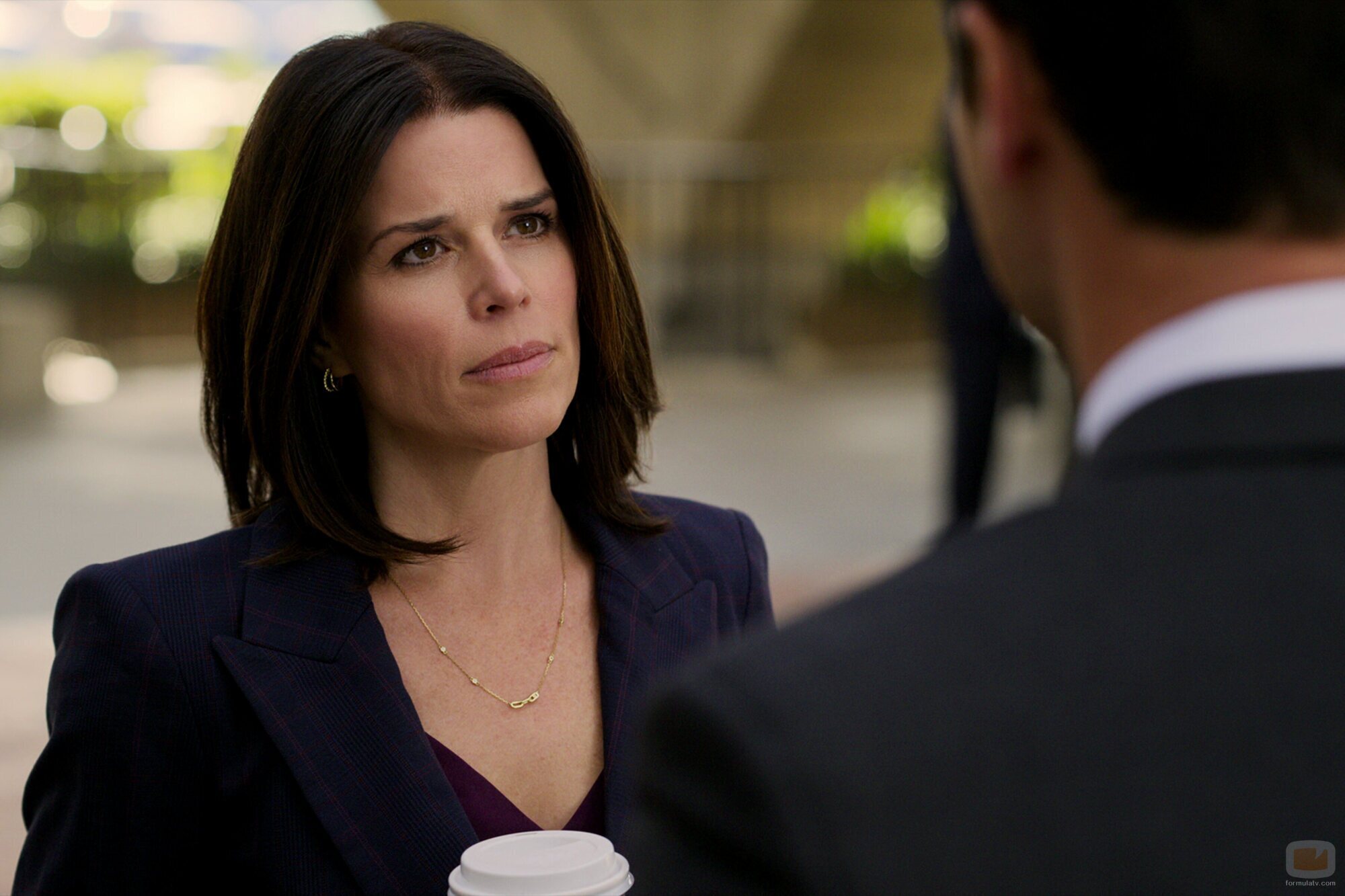 Neve Campbell en 'Obligaciones' de 'The Lincoln Lawyer'