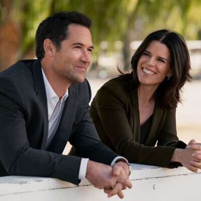Neve Campbell y Manuel Garcia-Rulfo en Capítulo 3 titulado 'Conflictos' de 'El abogado del Lincoln'