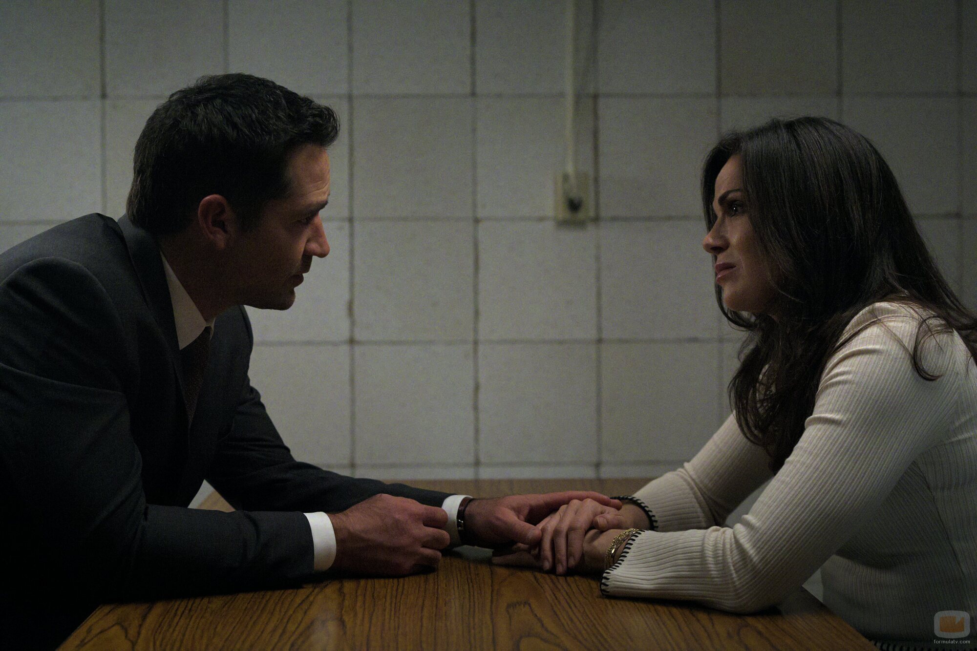 Lana Parrilla y Manuel Garcia-Rulfo en la temporada 2 y el capítulo 03 de 'El abogado del Lincoln'